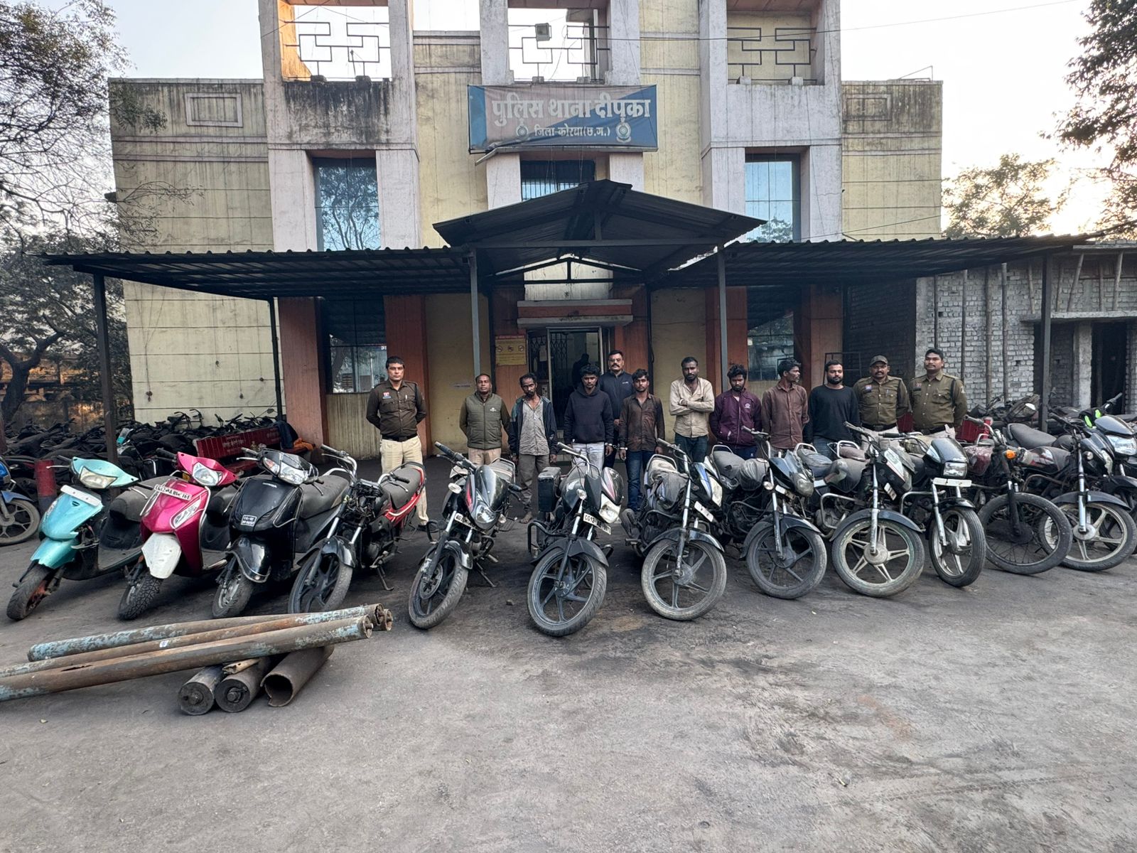 मोटरसाइकिल चोर गिरोह पर पुलिस की कठोर कार्रवाई।14 बाइक जब्त 6 गिरफ्तार।