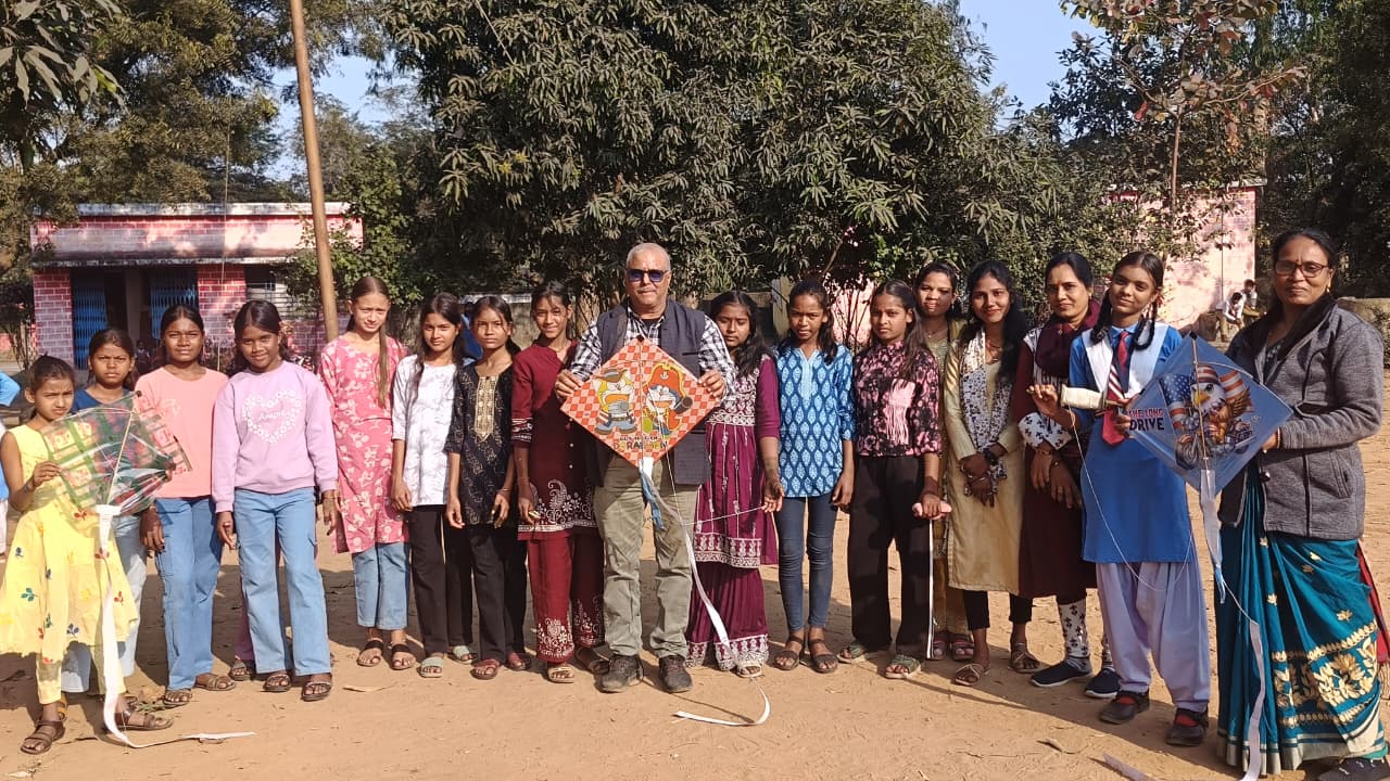 विजयनगर मिडिल स्कूल में मकर संक्रांति की धूम, खिचड़ी के स्वाद के साथ बिखरे मेहंदी के रंग