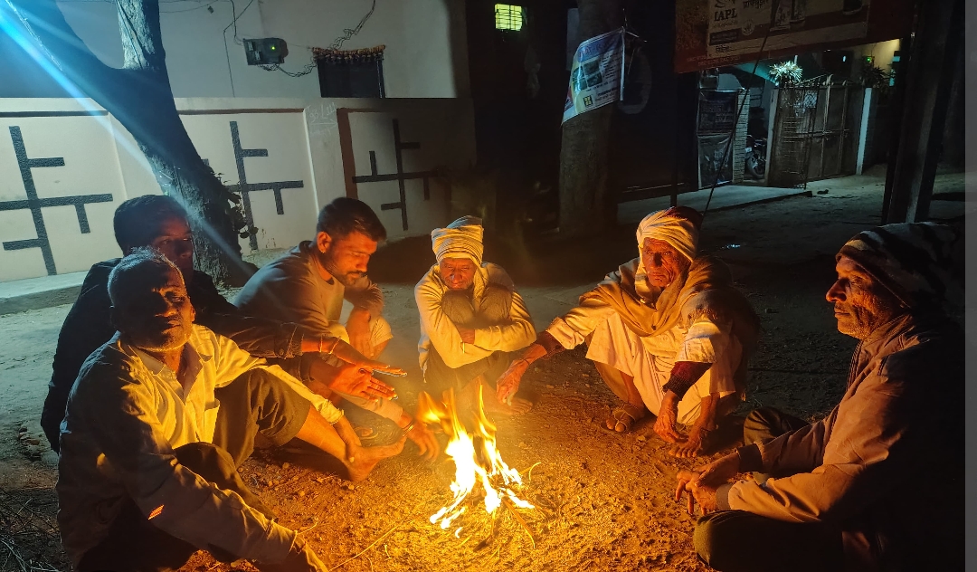 “कड़ाके की ठंड में कांपती दीपका को मिला सहारा; तनवीर की मांग पर सीएमओ ने बढ़ाई अलाव की संख्या”