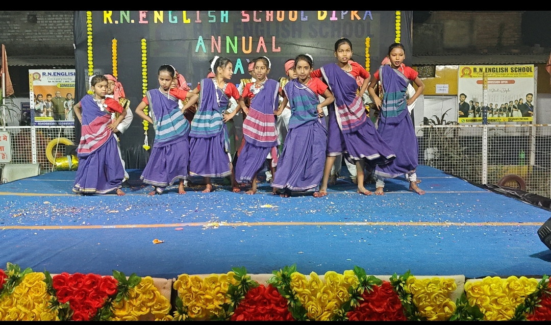 नन्हे सितारों की चमक से सजी आर.एन. इंग्लिश स्कूल की सांस्कृतिक शाम: आत्मविश्वास और कला का दिखा अनूठा संगम