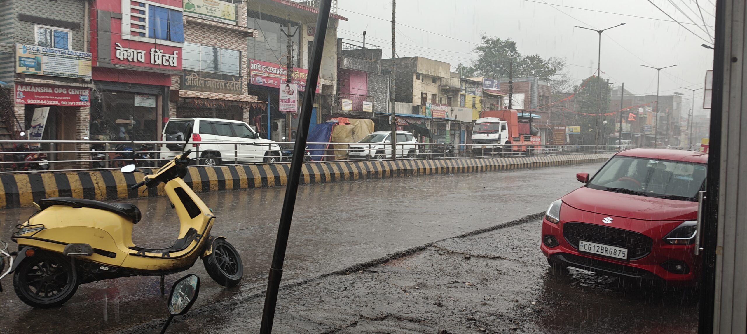 कोयलानगरी में मौसम का यू-टर्न: दोपहर बाद झमाझम बारिश से ठंडी हुई फिजा, गर्मी से मिली राहत