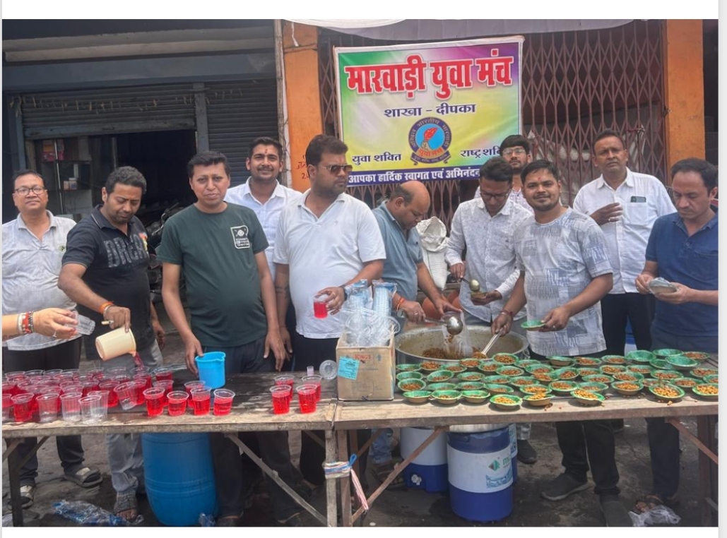 दीपका: भीषण गर्मी में मारवाड़ी युवा मंच की अनूठी ‘जल सेवा’, एकादशी पर राहगीरों को पिलाया ठंडा शरबत और बांटा प्रसाद