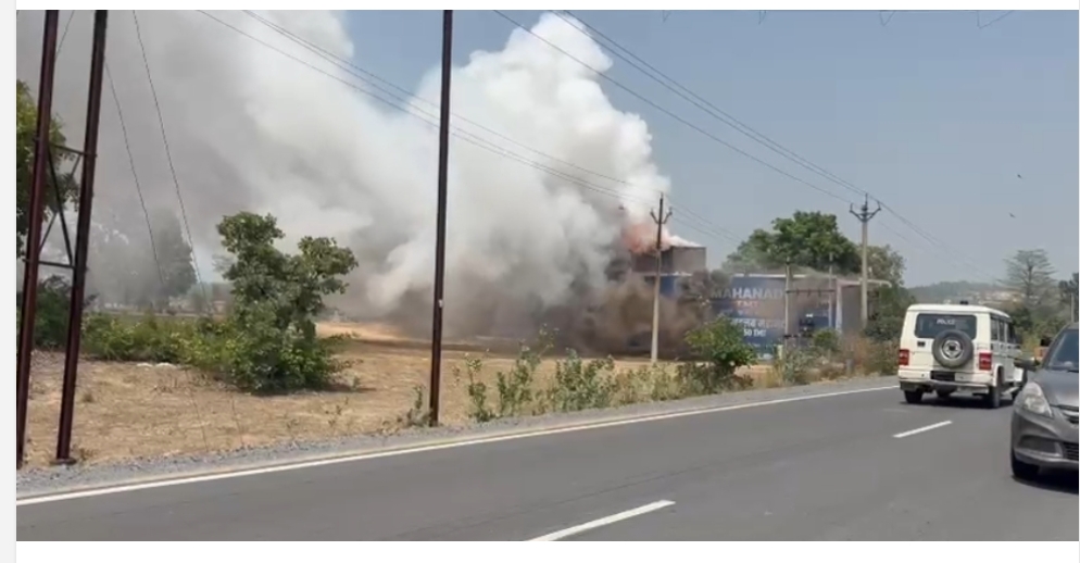🔥 BREAKING NEWS: धमाकों से दहला कटघोरा! शर्मा पटाखा गोदाम में लगी भीषण आग, आसमान में उठा धुएं का गुबार, दहशत में लोग