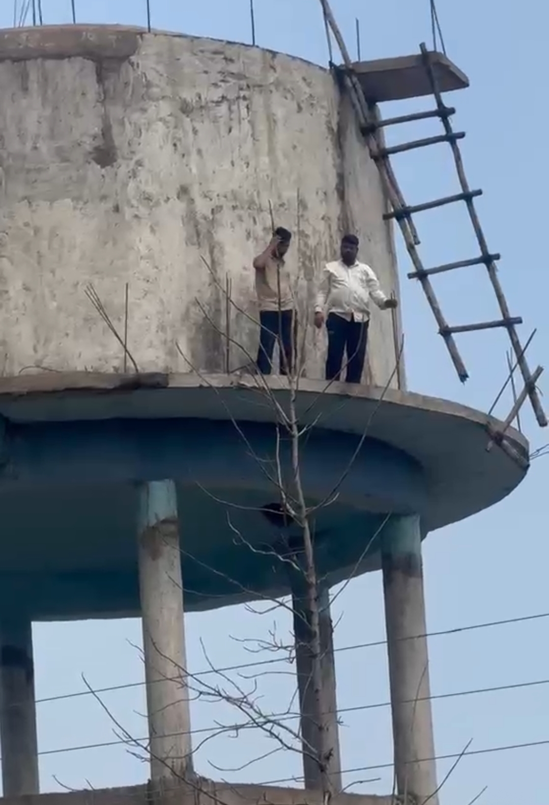 🚨 हाई-वोल्टेज ड्रामा: जुआ फड़ पर रेड से नाराज युवकों का पुलिस पर गंभीर आरोप, टंकी पर चढ़कर बोले—’न्याय करो या जान देने दो!’